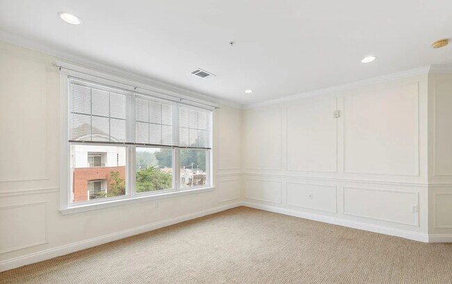 Building Photo - 300 W Elm St