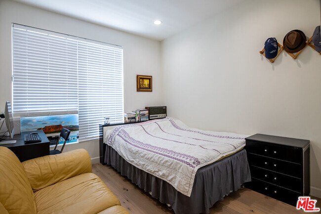 Building Photo - 105 S Mariposa Ave