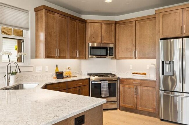 Building Photo - 4 Bed / 3 Bath Home in Silver Creek Estate...