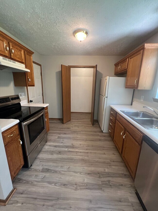 Building Photo - 3 bedroom/2 bath house with one car garage