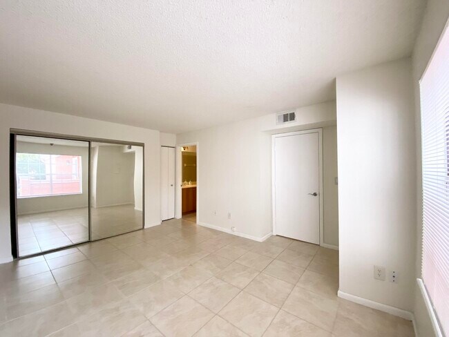 Building Photo - 1001 Crystal Way