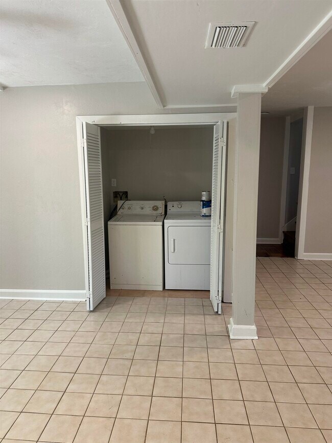 Building Photo - 2209 Gibbs Dr