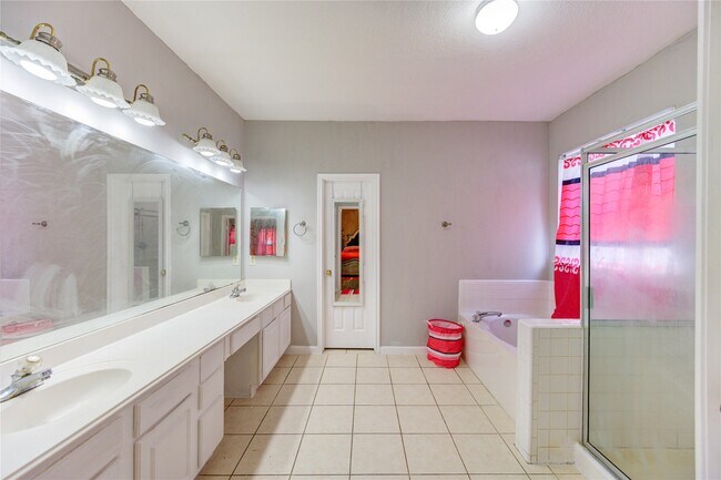 Building Photo - 14710 Kendallbrook Dr