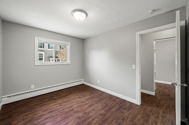 Building Photo - Spacious 1BR/1Bath apartment Available Ear...