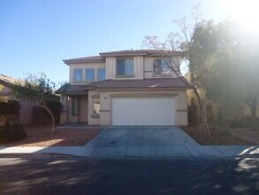 Building Photo - SPACIOUS 5 BEDROOM