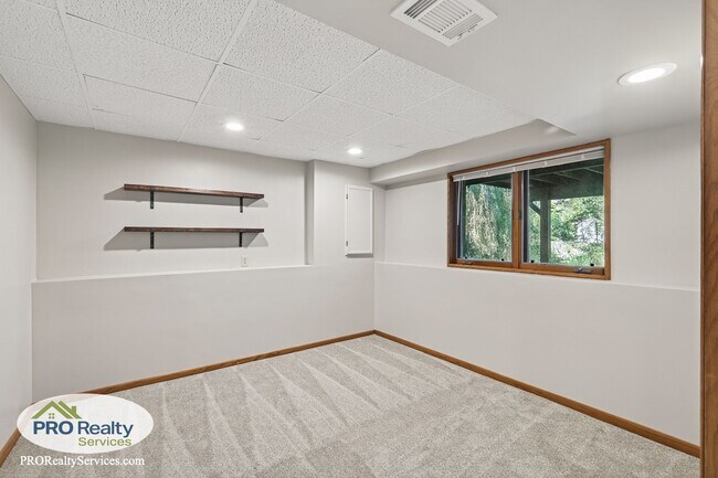 Building Photo - Recently Remodeled 4 Bedroom Home