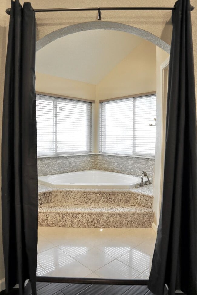 Building Photo - Luxury home with turf baseball/softball ba...