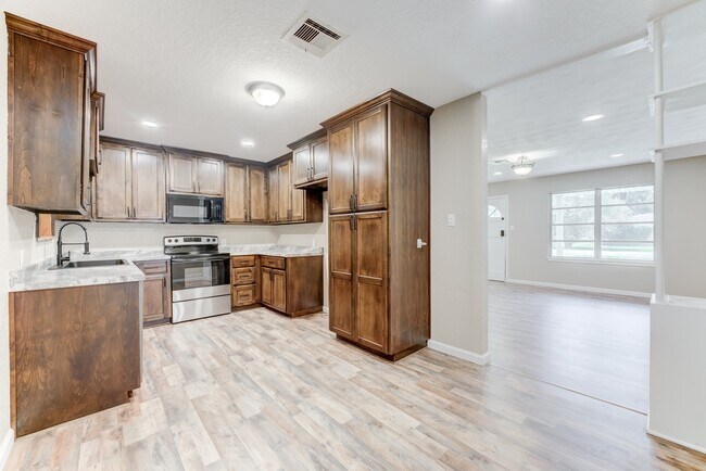Building Photo - 305 Yaupon St