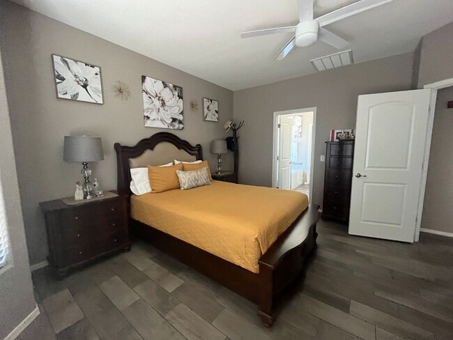 Building Photo - Clean and well maintained 4 bedroom home f...