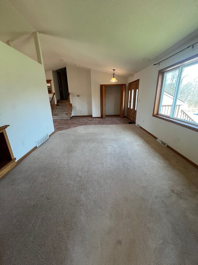 Building Photo - AVAILABLE NOW - 4 Bed, 3.5 Bath Home in He...