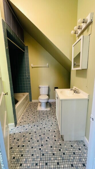 Building Photo - 107 S River St