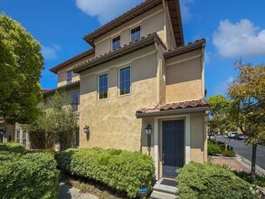 Building Photo - Beautiful & Spacious 2BD/2BA Townhouse in ...