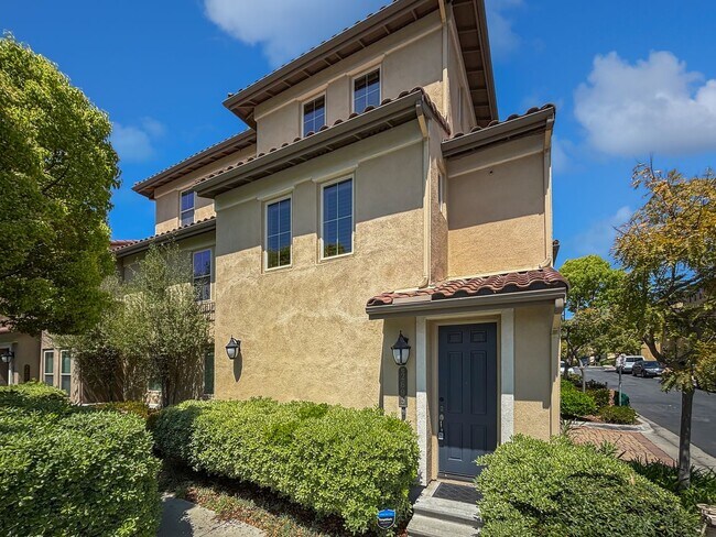 Building Photo - Bright 2BD/2BA Townhouse in Serra Mesa with Balcony, Fireplace & Resort-Style Amenities