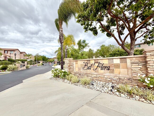 Building Photo - Charming 3 Bedroom Bel Flora Home with Private Patio & Amenities