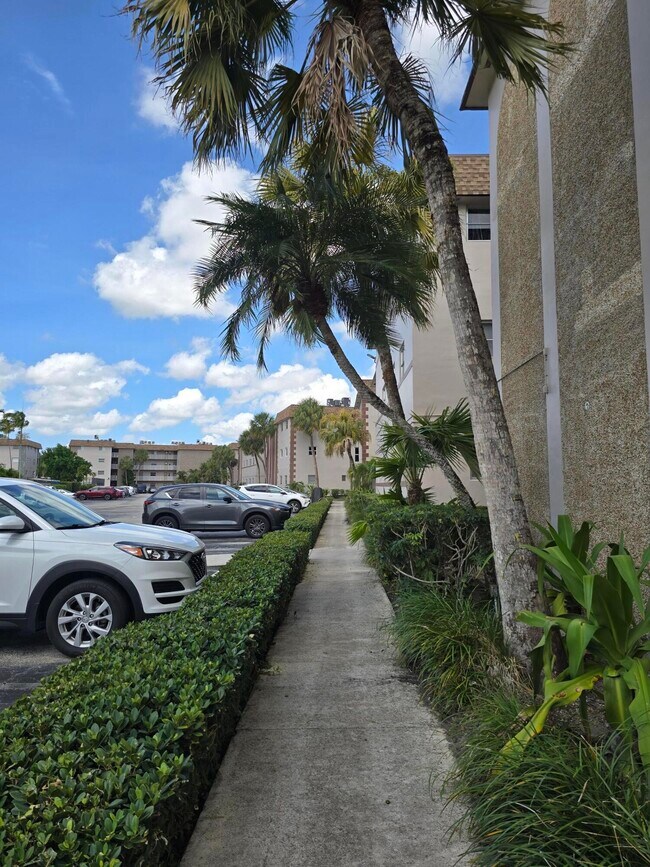 Building Photo - 2461 SW 82nd Ave