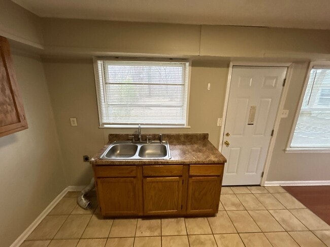 Building Photo - 887 Par Ave