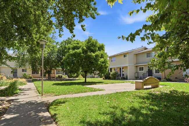 Building Photo - FULLY REMODELED MODERN SPACIOUS TOWNHOUSE!!!