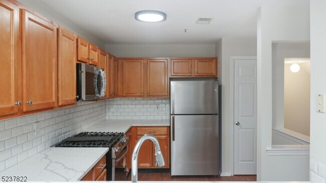 Building Photo - 1044 Shadowlawn Dr