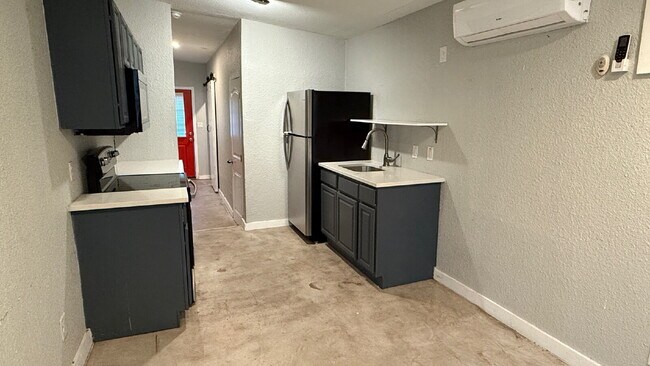 Building Photo - Cozy Studio for Rent — Prime Dignowity Location!