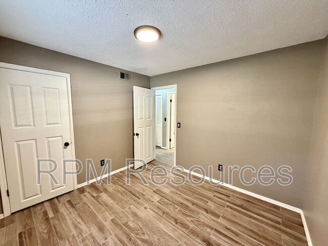 Building Photo - 2924 N McMillan Ave