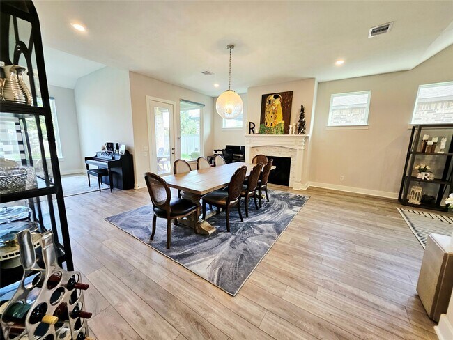 Building Photo - 15822 Pilot Knob Dr