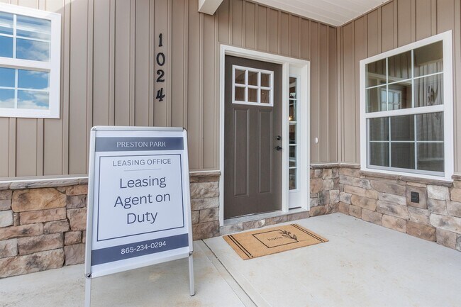 Building Photo - 1005 Beech Tree Cv