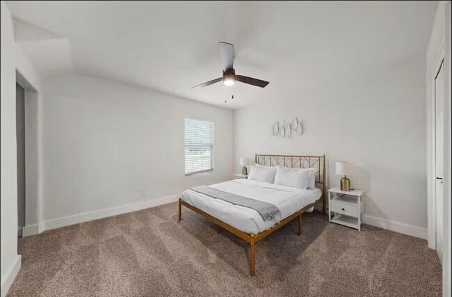 Building Photo - Stunning Home with Spacious Layout & Modern Upgrades