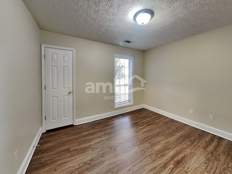 Building Photo - 2710 Meadow Gate Way