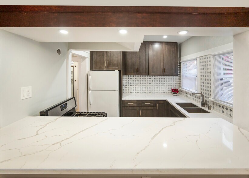 Building Photo - 1426 E Florida St