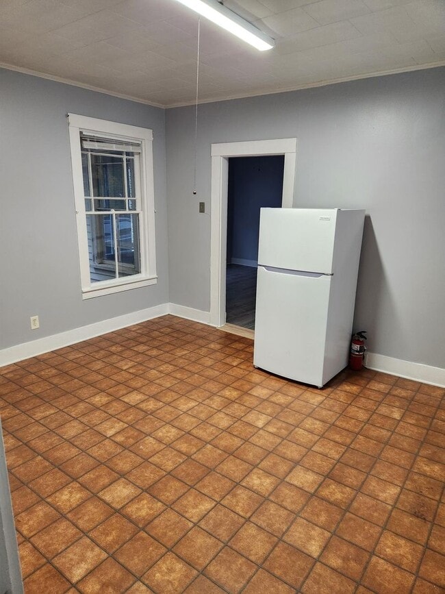 Building Photo - - Walking distance to Downtown Ellsworth -...