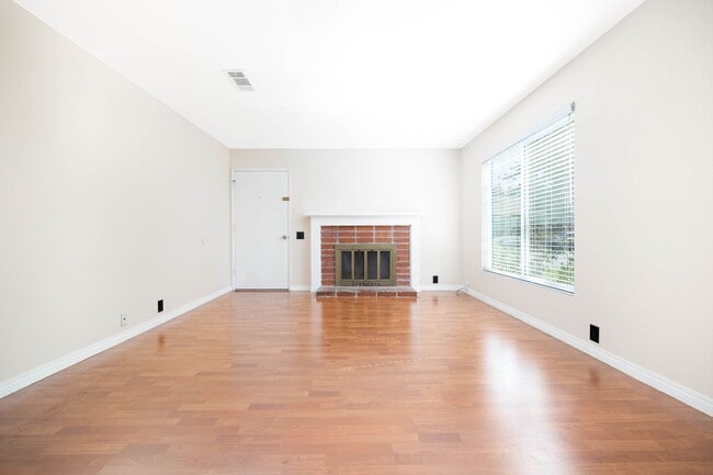 Building Photo - Spacious 4 Bedroom Townhouse in the Heart of Mira Mesa!