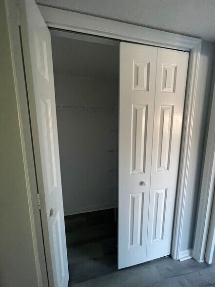 Building Photo - 4222 Pinehurst Cir