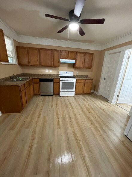 Building Photo - 630 Hagerer St