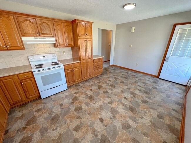 Building Photo - 681 Maple Ave