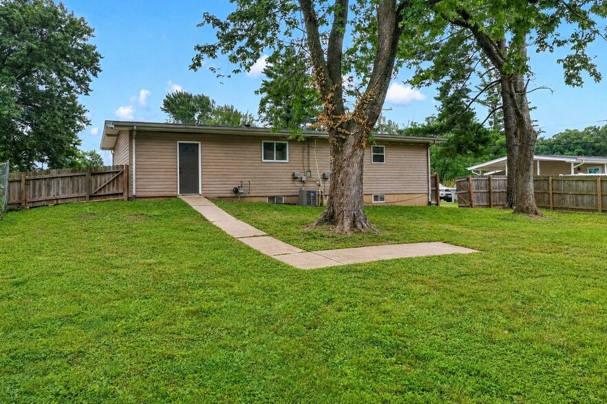 Building Photo - 121 Sunglow Dr