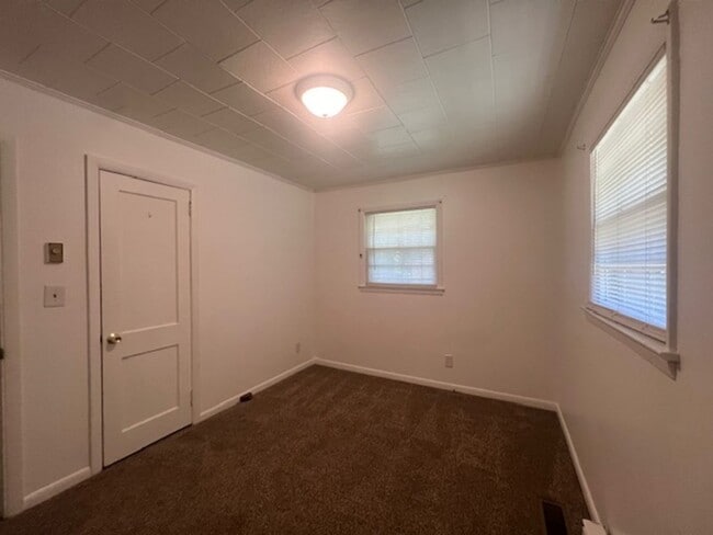 Building Photo - 5519 Higgins ~ Bonnie Doone