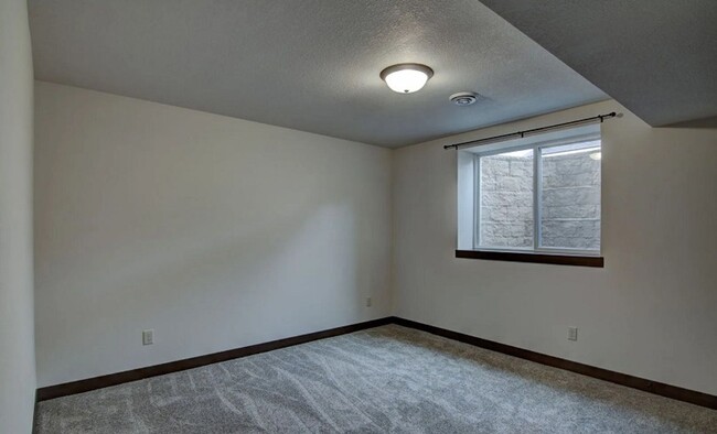 Building Photo - Beautiful Twin Home on the North Side of E...
