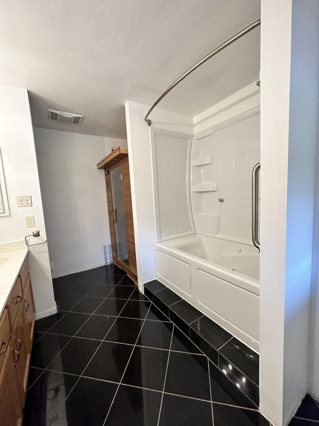 Building Photo - 1009 Augusta Dr