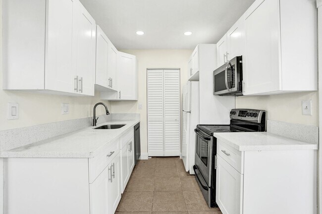 Building Photo - 4BR Corner Home (4th from FL Room) | No HOA | Large Fenced Yard | Move-In Ready