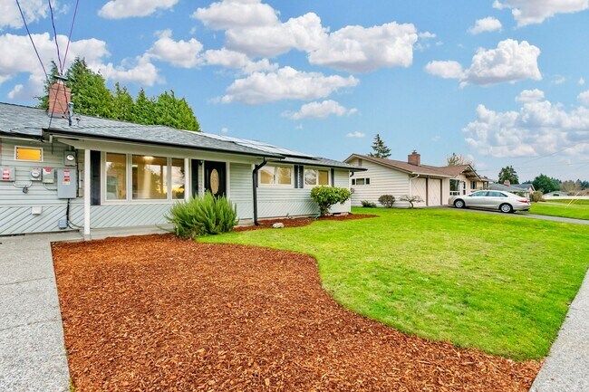 Building Photo - Remodeled Tacoma Duplex with Solar Panels & Fenced Yard **$500 OFF FIRST MONTHS RENT**