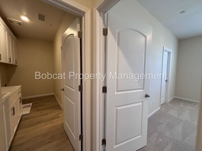 Building Photo - 852 Furlong Dr