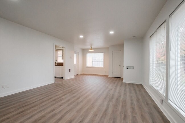 Building Photo - 2490 Maple Ave NE