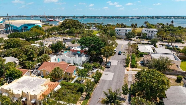 Building Photo - Charming 2-Bed With Backyard Oasis In West Palm Beach!