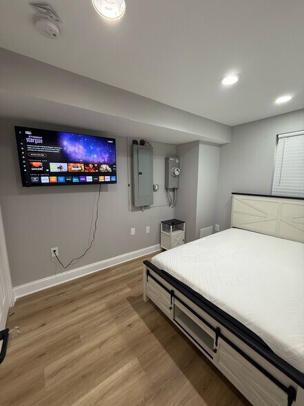 Building Photo - 2317 Barclay St