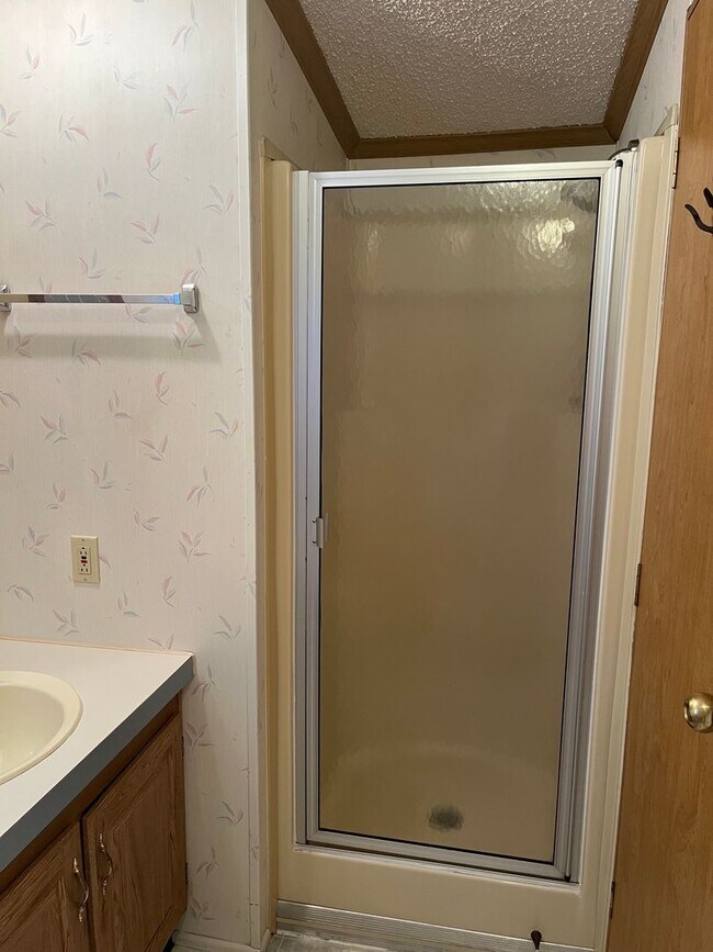 Building Photo - Move-In Ready Year-Round Home in a Quiet Location