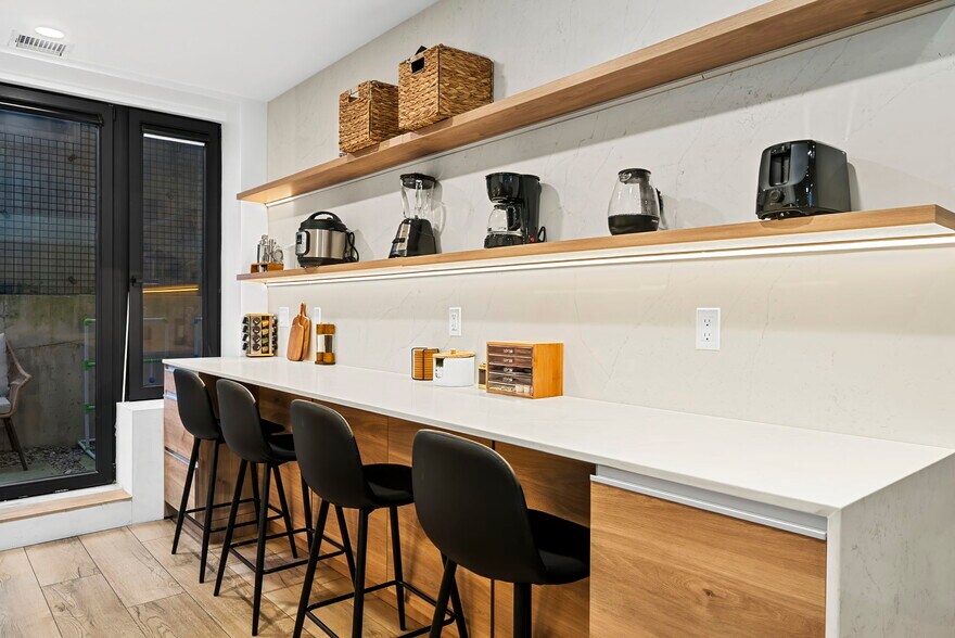 Building Photo - 1566 Beacon St