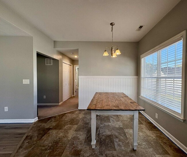 Building Photo - Move-In Ready 2 Bedroom, One Story Home – ...