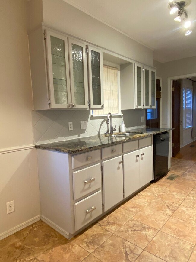 Building Photo - 2 Bedroom 2 Bathroom plus Bonus Room with ALL Appliances Included