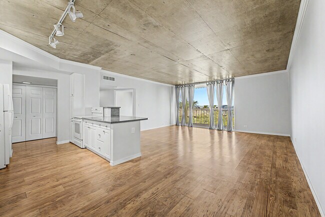 Building Photo - 207 W Clarendon Ave