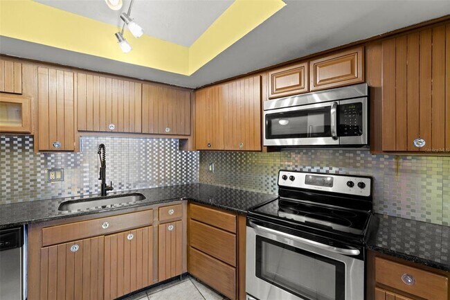 Building Photo - 7430 Sunshine Skyway Ln S